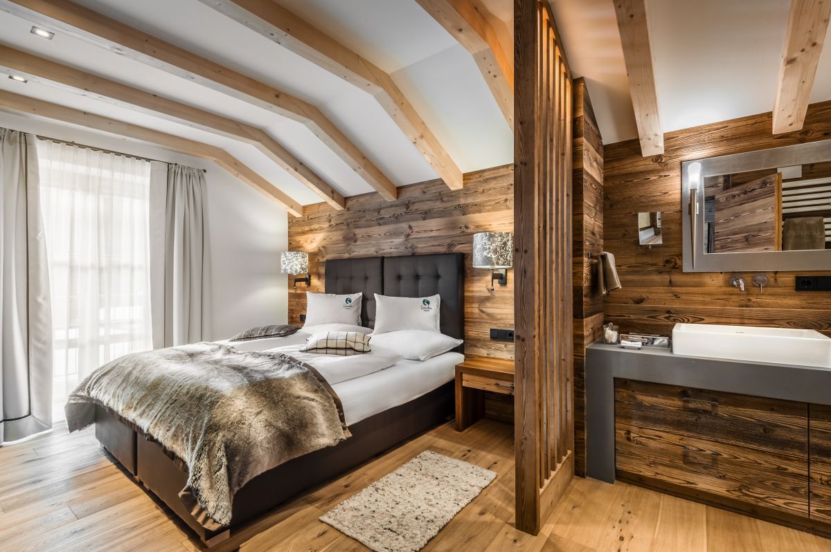 Bild: Außenansicht eines Liondes-Chalets mit Bergblick und direktem Pistenzugang